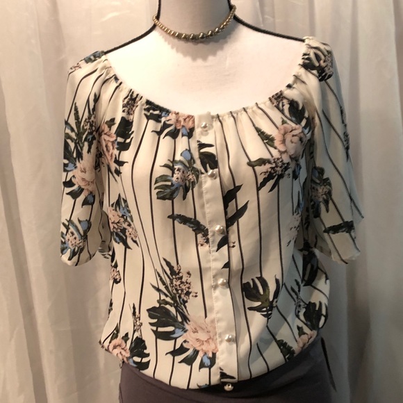 Daytrip Light Cold Shoulder Option Flowered Top - Picture 5 of 8